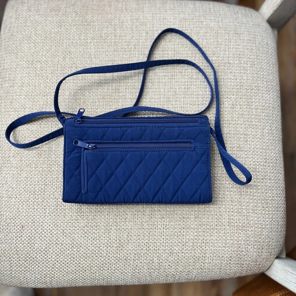 Vera Bradley crossbody navy blue quilted,EUC 7.5x4.5x.5”, clean, no stains ⬇️ - Picture 6 of 13